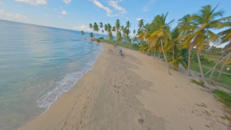 Luftaufnahme-Von-Hubschraubern-Am-Tropischen-Strandufer-Im-Miches-Resort,-Costa-Esmeralda,-Dominikanische-Republik---Fpv-aufnahme