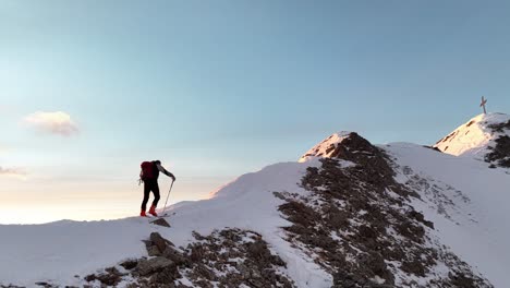 Imágenes-De-Drones-De-Un-Esquiador-Alpino-Ascendiendo-Una-Montaña