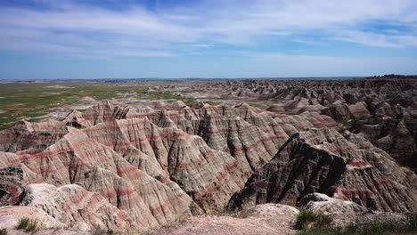 Parque-Nacional-Badlands-Un-Parque-Nacional-Estadounidense-Ubicado-En-El-Suroeste-De-Dakota-Del-Sur-Con-Cerros-Y-Pináculos-Fuertemente-Erosionados