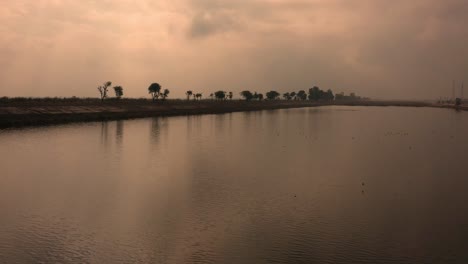 Sonnenuntergangsdrohnenvideos,-Die-über-Den-Indus-In-Der-Stadt-Moro-Sindh-Fliegen