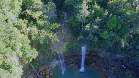 Luftbild-Von-Oben-Nach-Unten-Auf-Den-Tropischen-Bayaguana-Wasserfall-Im-Wald-Der-Dominikanischen-Republik-Im-Sommer