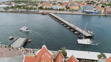 Willemstad-Brückenboote,-Die-Zum-Meer-Hinausfahren
