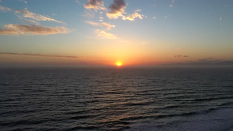 Malerischer-Sonnenuntergang-über-Meereswellen-Und-Strand---Luftdrohnenaufnahme