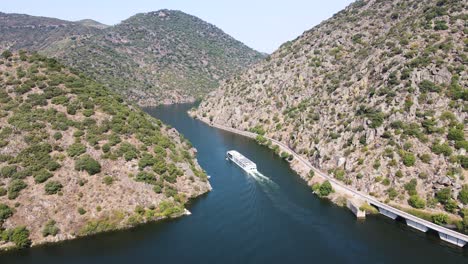 Un-Barco-Turístico-Cruzando-El-Pintoresco-Río-Douro