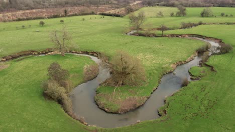 Ein-Blick-Auf-Den-Fluss-Pfeil-Durch-Warwickshire,-England-An-Einem-Kalten-Wintertag