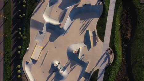 Toma-Aérea-De-Un-Skatepark-En-Normandía-En-Un-Día-Soleado