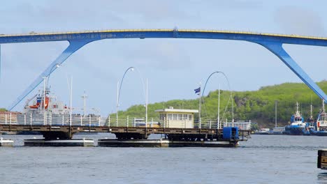Königin-Emma-Brückenöffnung-An-Der-Saint-Anna-Bucht-In-Willemstad-Auf-Der-Karibikinsel-Curacao