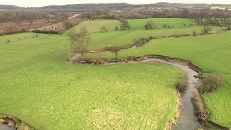 Ein-Blick-Auf-Den-Fluss-Pfeil-Durch-Warwickshire,-England-An-Einem-Kalten-Wintertag