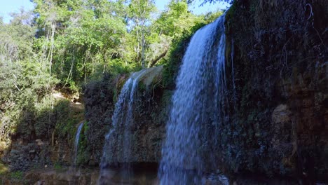 Dolly-Vorwärtsaufnahme-Des-Wunderschönen-Fallenden-Wasserfalls-Im-Tropischen-Dschungel-Der-Dominikanischen-Republik-Bei-Sonnenlicht