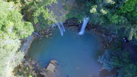 Touristen-Schwimmen-Am-Natürlichen-Pool-Von-Salto-Alto-Mit-Wasserfällen-In-Bayaguana,-Dominikanische-Republik