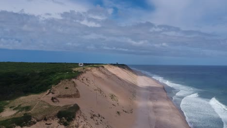 Drohne-Landschaft-Eiche-Bluffs-Cape-Cod-Massachusetts-Atlantik-Ozean-Wellen-Krachen