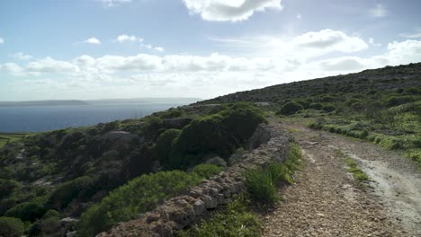 Camino-Que-Lleva-Cerca-Del-Mar-Mediterráneo-En-Un-Día-Soleado-En-La-Isla-De-Gozo