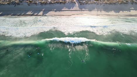 Im-Sommer-Auf-Den-Perfekten-Morgenwellen-Von-Perth-Surfen