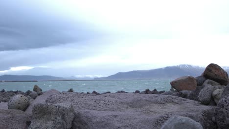 Vulkanische-Bimssteine-An-Der-Meeresküste-Von-Island,-Bewölktes-Wetter