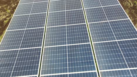 Detail-Der-Sonnenkollektoren,-Die-Grüne-Energie-Von-Ackerland-In-Afrika-Liefern,-Antenne