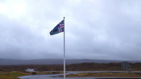 Die-Isländische-Flagge-Weht-Im-Wind-Auf-Einem-Fahnenmast-An-Einer-Landstraße