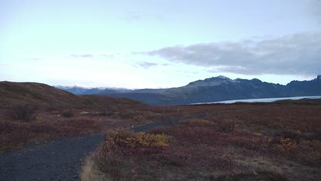 Camino-De-Grava-Que-Conduce-A-Un-Valle-Del-Lago-Glaciar-Skaftafell-En-Islandia