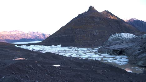 Río-De-Hielo-Y-Montañas-Del-Glaciar-Skaftafell-En-Islandia-Al-Amanecer