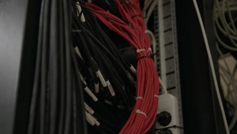 Paquete-De-Cables-De-Internet-Colocados-Detrás-Del-Moderno-Servidor-De-Conmutación-De-Red-De-Internet