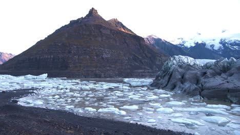 Eisschollen-Auf-Einem-Fluss-Im-Gebirgstal-Des-Skaftafell-Gletschers-In-Island