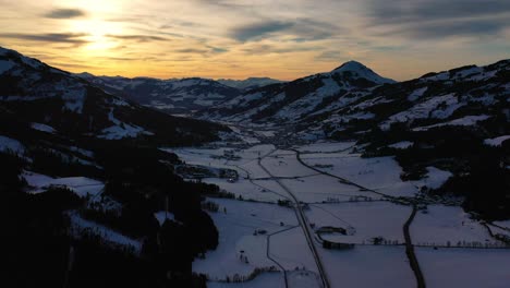 Täler-In-Den-österreichischen-Alpen-Bei-Sonnenuntergang