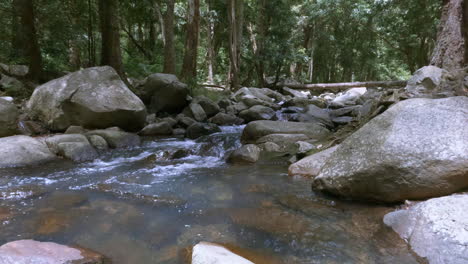 Wald-Schöne-Natur---4k-Hintergrund---Wasserstrom-Fließt-Zwischen-Felsen-Friedlicher-Wasserstrom