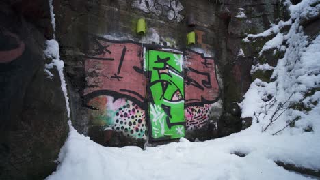Eingang-Einer-Alten,-Mit-Graffiti-übersäten-Munitionshöhle