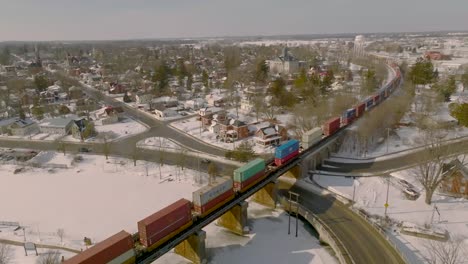 Kanadischer-Luftzug,-Der-An-Einem-Wintertag-Durch-Eine-Kleine-Stadt-Fährt