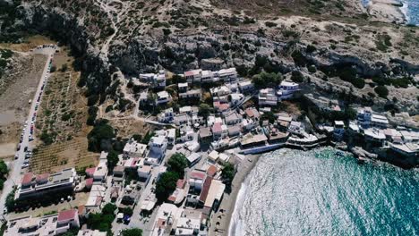 Schöne-Aussicht-Von-Einer-Drohne,-Die-über-Den-Strand-Und-Die-Bucht-In-Matala-Kreta-Griechenland-Fliegt