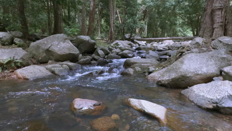 Friedlicher-Waldfluss---Bach-Fließt-Zwischen-Felsen---Frisches-Bachwasserloch