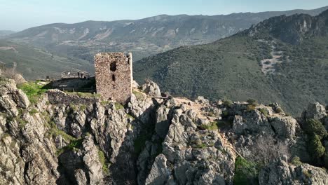 Sonntagsausflug-Mit-Der-Familie-In-Den-Geopark-Der-Villuercas-Und-Der-Ibores-In-Hütten-Des-Schlosses-Caceres-Extremadura