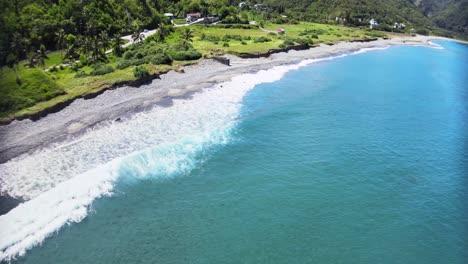 Fliegen-über-Kristallblaues-Wasser-Mit-Wellen,-Die-An-Der-Küste-Der-Pazifischen-Insel-Zusammenbrechen