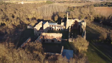 Aerial-drone-shot-of-monastery-in-ruins-in-Moreruela,-Zamora,-Spain