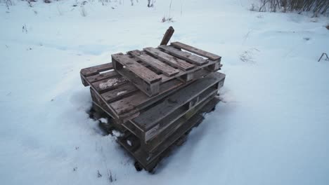 Pile-of-old-wooden-pallets-left-on-a-field