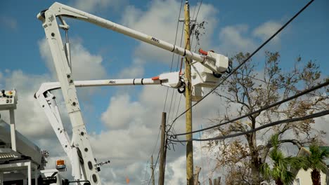 Arbeiter-Eines-Versorgungsunternehmens-Reparieren-Eine-Stromleitung-Nach-Einem-Massiven-Hurrikan