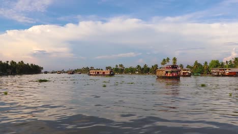 Hausboote,-Die-Im-Rückstau-Des-Meeres-Mit-Erstaunlichem-Himmel-Am-Morgen-Laufen-Video-Aufgenommen-In-Alappuzha-Oder-Alleppey-Backwater-Kerala-Indien