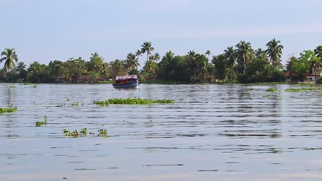 Wasserboot,-Das-Am-Morgendlichen-Video-Im-Rückstau-Des-Meeres-Mit-Bewölktem-Himmel-Läuft,-Aufgenommen-In-Alappuzha-Oder-Alleppey-Backwater-Kerala-Indien