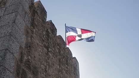 Flagge-Der-Dominikanischen-Republik,-Die-Hoch-über-Der-Festung-Ozama-In-Der-Kolonialzone-Weht