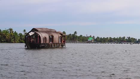 Casas-Flotantes-Tradicionales-Que-Corren-En-El-Remanso-Del-Mar-Con-Un-Cielo-Asombroso-En-El-Video-De-La-Mañana-Tomado-En-Alappuzha-O-Alleppey-Remanso-Kerala-India