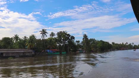Hausboote,-Die-Im-Rückstau-Des-Meeres-Mit-Erstaunlichem-Himmel-Am-Morgen-Laufen-Video-Aufgenommen-In-Alappuzha-Oder-Alleppey-Backwater-Kerala-Indien