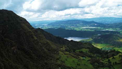 Vista-Aérea-De-Las-Montañas-En-Cundinamarca,-Colombia