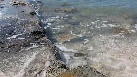 Beruhigende-Wellen-Spülen-Gegen-Eine-Alte-Felswand-Auf-Den-Bahamas