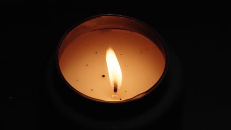 Beleuchtete-Kerze-Flackert-Und-Bewegt-Sich,-Schwarzer-Hintergrund