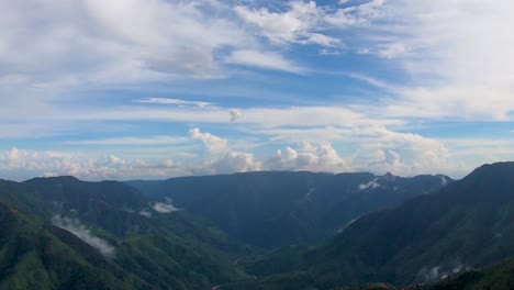 Zeitraffer-Der-Wolkenbewegung-Im-Bergtal-Mit-Strahlend-Blauem-Himmel-Am-Morgen-Video-Aufgenommen-Am-Latilum-Peak-Shillong-Meghalaya-Indien