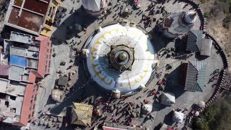 Eine-Gerade-Nach-Unten-Steigende-Luftaufnahme-Von-Swayambhunath-Stupa-In-Der-Stadt-Kathmandu,-Nepal
