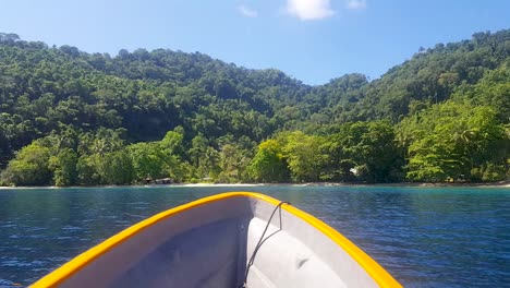 Reisen-Sie-Mit-Dem-Boot-Zu-Abgelegenen-Tropischen-Inselzielen