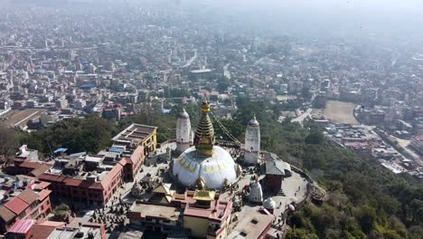Una-Vista-De-La-Estupa-Swayambhunath-En-La-Cima-De-Una-Colina-Con-La-Ciudad-De-Katmandú,-Nepal-En-El-Fondo