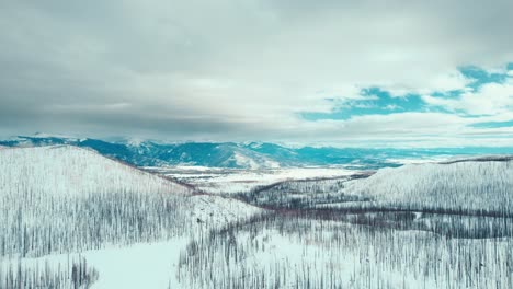 Drone-Aerial-View-Of-Cold-Snowy-Winter-Rocky-Mountains-Hills-And-Valleys-near-Grand-Lake,-Colorado