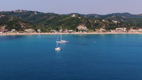Drohnenblick-Auf-Den-Strand-Von-Agios-Georgios-Mit-Zwei-Booten-Im-Sommer-Korfu-Griechenland