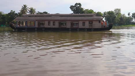 Traditionelle-Hausboote,-Die-Morgens-Im-Meerstauwasser-Mit-Flachem-Himmel-Laufen-Video-Aufgenommen-In-Alappuzha-Oder-Alleppey-Backwater-Kerala-Indien